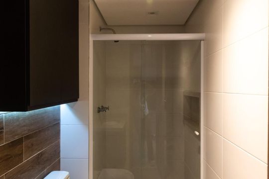 Banheiro de kitnet/studio para alugar com 1 quarto, 30m² em Sumarezinho, São Paulo