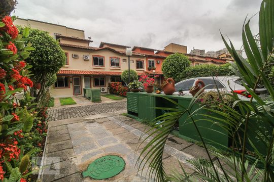 Garagem de casa de condomínio para alugar com 2 quartos, 90m² em Freguesia (jacarepaguá), Rio de Janeiro