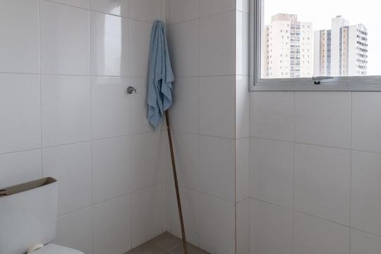 Banheiro de kitnet/studio para alugar com 1 quarto, 20m² em Vila Indiana, São Paulo