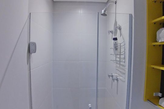 Banheiro de kitnet/studio para alugar com 1 quarto, 30m² em Vila Cordeiro, São Paulo
