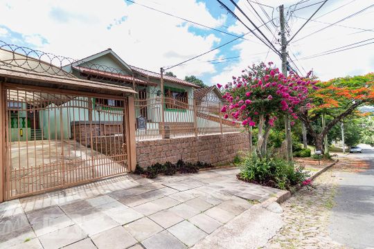 Fachada de casa para alugar com 2 quartos, 425m² em Jardim do Salso, Porto Alegre