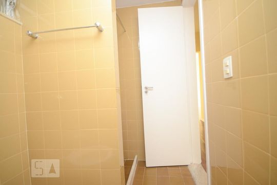 Banheiro de apartamento para alugar com 2 quartos, 70m² em Santa Rosa, Niterói