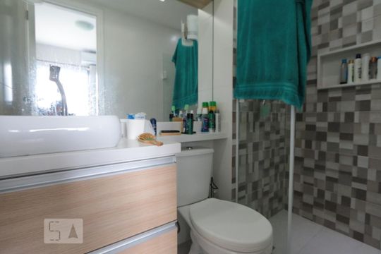 Banheiro suite de apartamento para alugar com 2 quartos, 75m² em Jacarepaguá, Rio de Janeiro