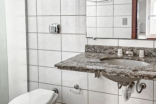 Banheiro Social de apartamento à venda com 2 quartos, 93m² em Centro, Curitiba
