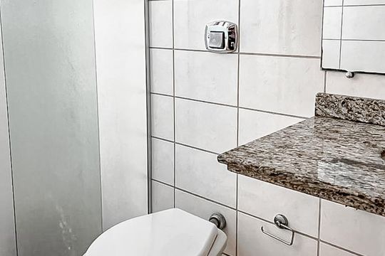 Banheiro Social de apartamento à venda com 2 quartos, 93m² em Centro, Curitiba