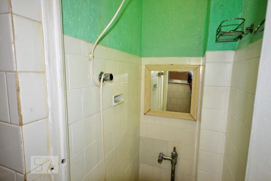Banheiro de Serviço de apartamento à venda com 2 quartos, 66m² em Laranjeiras, Rio de Janeiro