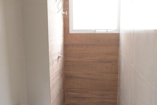 Banheiro de apartamento à venda com 2 quartos, 45m² em Mato Grande, Canoas