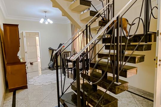 Escada para os quartos de casa à venda com 4 quartos, 152m² em Vila Oratório, São Paulo