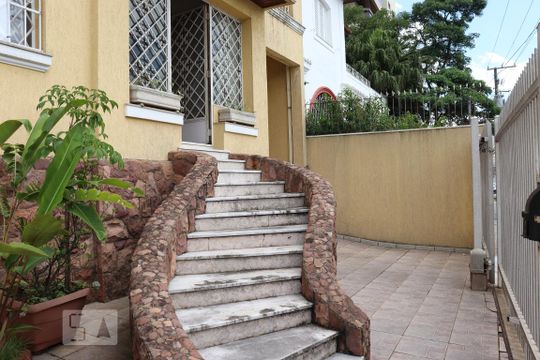 Fachada de casa para alugar com 3 quartos, 250m² em Vila Monumento, São Paulo