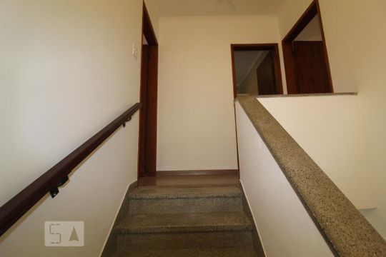 Acesso piso superior de casa à venda com 2 quartos, 130m² em Santa Paula, São Caetano do Sul