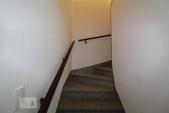 Acesso piso superior de casa à venda com 2 quartos, 130m² em Santa Paula, São Caetano do Sul