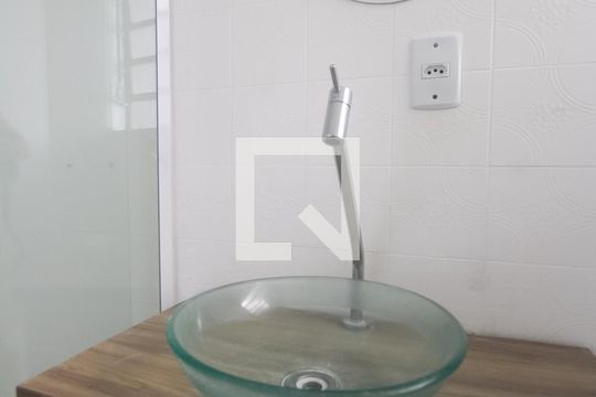 Banheiro de kitnet/studio à venda com 1 quarto, 35m² em Passo da Areia, Porto Alegre