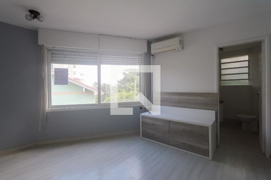 Sala de kitnet/studio à venda com 1 quarto, 35m² em Passo da Areia, Porto Alegre