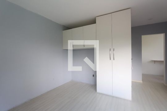Sala de kitnet/studio à venda com 1 quarto, 35m² em Passo da Areia, Porto Alegre