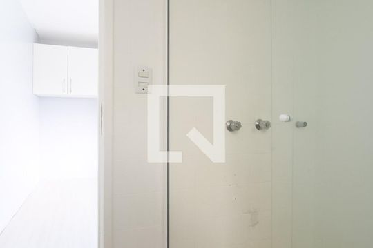 Banheiro de kitnet/studio à venda com 1 quarto, 35m² em Passo da Areia, Porto Alegre