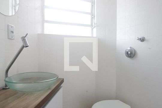 Banheiro de kitnet/studio à venda com 1 quarto, 35m² em Passo da Areia, Porto Alegre