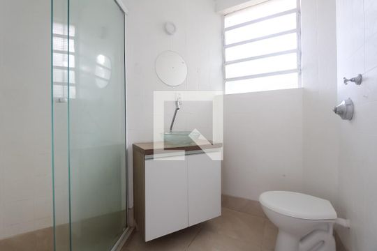 Banheiro de kitnet/studio à venda com 1 quarto, 35m² em Passo da Areia, Porto Alegre