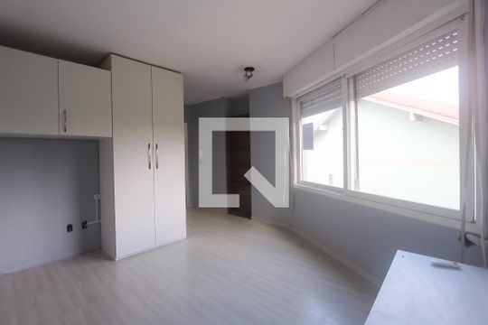Sala de kitnet/studio à venda com 1 quarto, 35m² em Passo da Areia, Porto Alegre