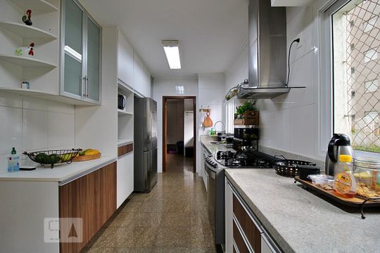 Cozinha de apartamento à venda com 4 quartos, 248m² em Vila Suzana, São Paulo