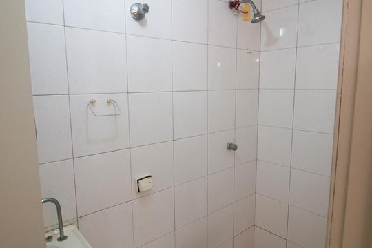 Banheiro da garagem de casa à venda com 3 quartos, 330m² em Vila Curuca, Santo André