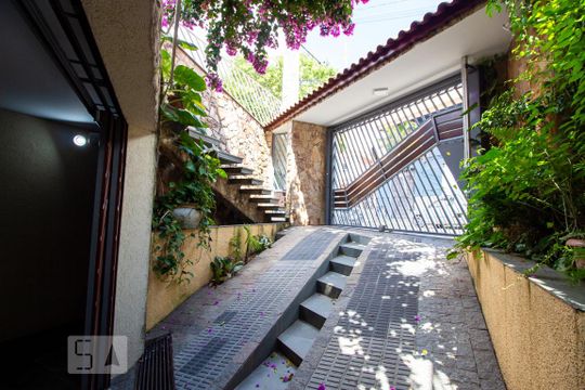 Saida da garagem de casa à venda com 3 quartos, 330m² em Vila Curuca, Santo André