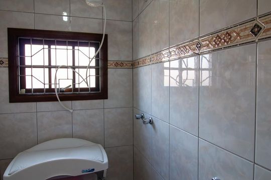 Banheiro do térreo de casa à venda com 3 quartos, 330m² em Vila Curuca, Santo André