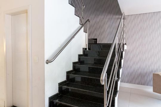 Escadas de casa à venda com 5 quartos, 500m² em Jardim Gumercindo, Guarulhos