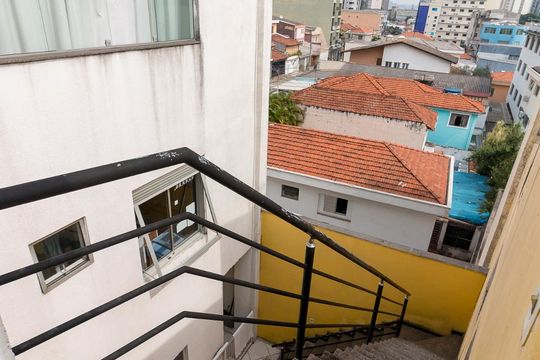 Escadas para área de serviço de casa à venda com 5 quartos, 500m² em Jardim Gumercindo, Guarulhos