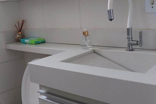 Banheiro  de apartamento à venda com 2 quartos, 56m² em Jardim Cristiane, Santo André