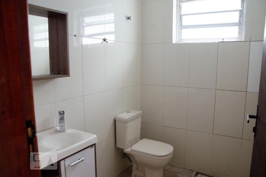 banheiro de casa à venda com 3 quartos, 200m² em Jardim Guanca, São Paulo