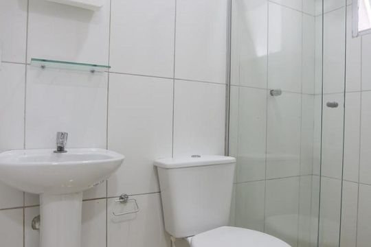 Banheiro de kitnet/studio para alugar com 1 quarto, 14m² em Vila Butantã, São Paulo