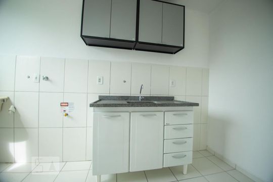 cozinha de apartamento para alugar com 2 quartos, 42m² em Loteamento Parque São Martinho, Campinas