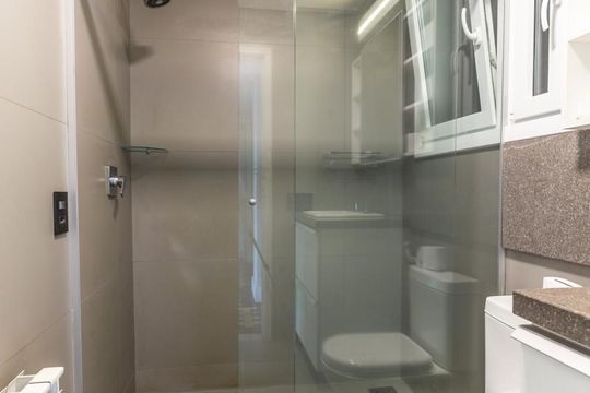 Banheiro de apartamento à venda com 2 quartos, 115m² em Independência, Porto Alegre