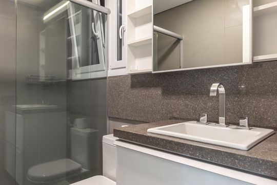 Banheiro de apartamento à venda com 2 quartos, 115m² em Independência, Porto Alegre