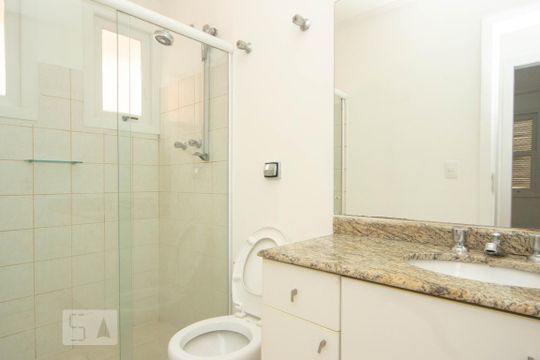 Banheiro de casa de condomínio para alugar com 4 quartos, 225m² em Vila Progredior, São Paulo