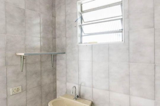 Banheiro de kitnet/studio para alugar com 1 quarto, 50m² em Jardim Roberto, Osasco