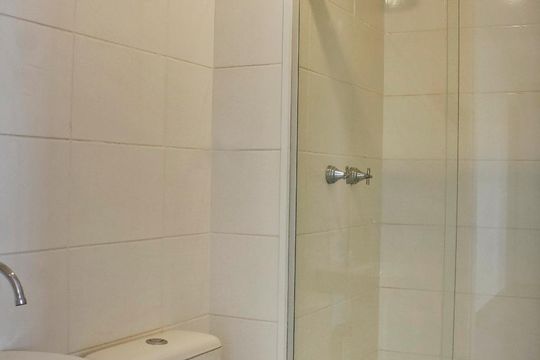Banheiro de kitnet/studio para alugar com 1 quarto, 36m² em Quinta da Paineira, São Paulo