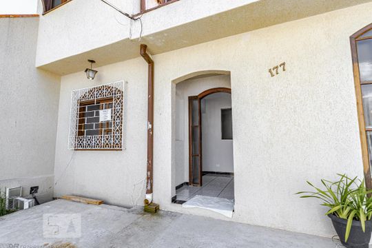 Fachada de casa para alugar com 2 quartos, 111m² em Capão da Imbuia, Curitiba