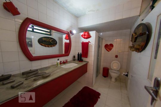 Banheiro de casa à venda com 4 quartos, 300m² em Sumaré, São Paulo