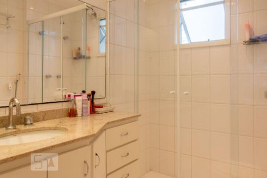 Banheiro da suíte de apartamento para alugar com 2 quartos, 71m² em Pompeia, São Paulo