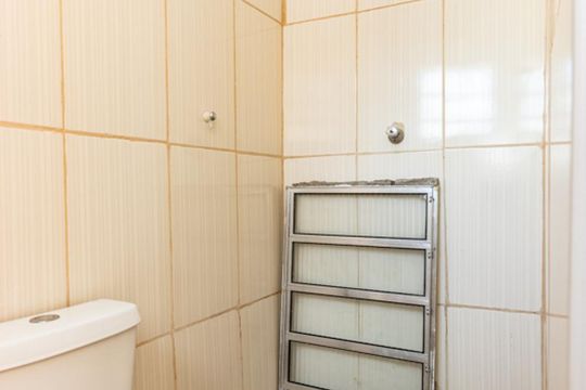 Banheiro de serviço de casa para alugar com 2 quartos, 120m² em Jardim São Francisco (zona Leste), São Paulo
