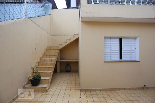 Escadas de acesso a sacada de casa à venda com 3 quartos, 200m² em Jardim Ester Yolanda, São Paulo