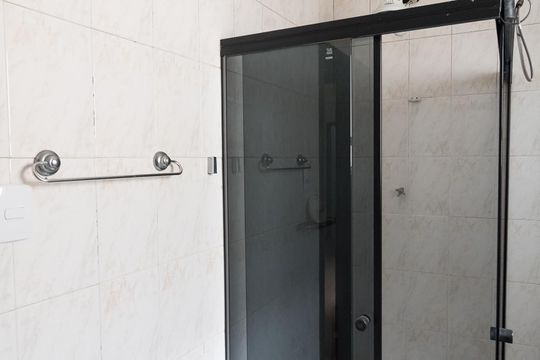 Banheiro da Suíte de casa à venda com 4 quartos, 300m² em Vila Guarani, São Paulo