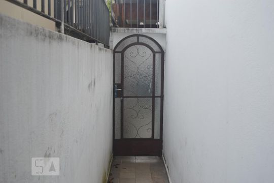 porta de acesso ao quintal de casa para alugar com 2 quartos, 75m² em Vila Nova Mazzei, São Paulo