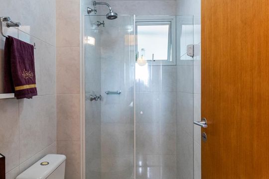 Banheiro social de apartamento à venda com 2 quartos, 58m² em Vila São José, São Paulo