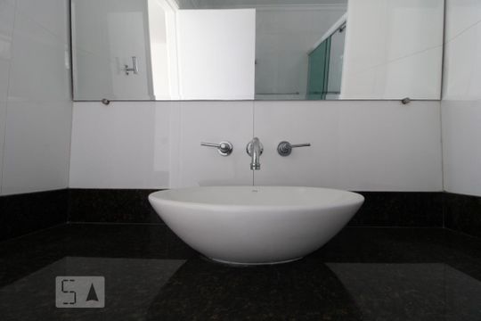 Pia do banheiro de apartamento para alugar com 1 quarto, 69m² em Cidade Monções, São Paulo