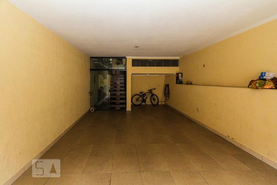 Garagem de casa para alugar com 3 quartos, 400m² em Sítio da Figueira, São Paulo