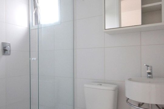 Banheiro de kitnet/studio para alugar com 1 quarto, 35m² em Centro, São Paulo