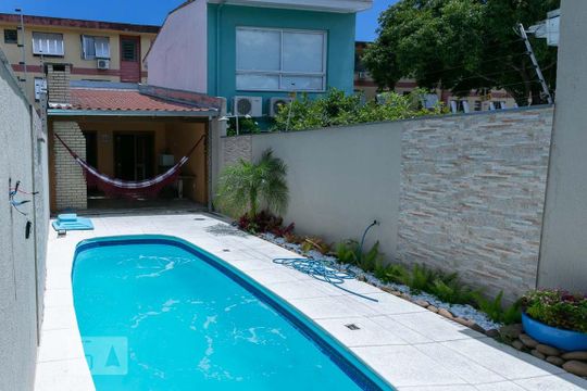 Piscina de casa à venda com 4 quartos, 220m² em Partenon, Porto Alegre