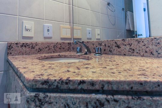 Detalhe banheiro de kitnet/studio para alugar com 1 quarto, 43m² em Barra da Tijuca, Rio de Janeiro